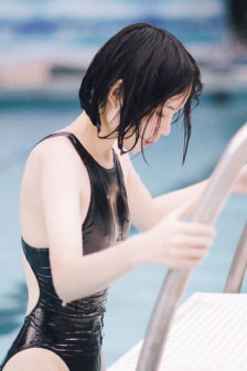 美女露胸